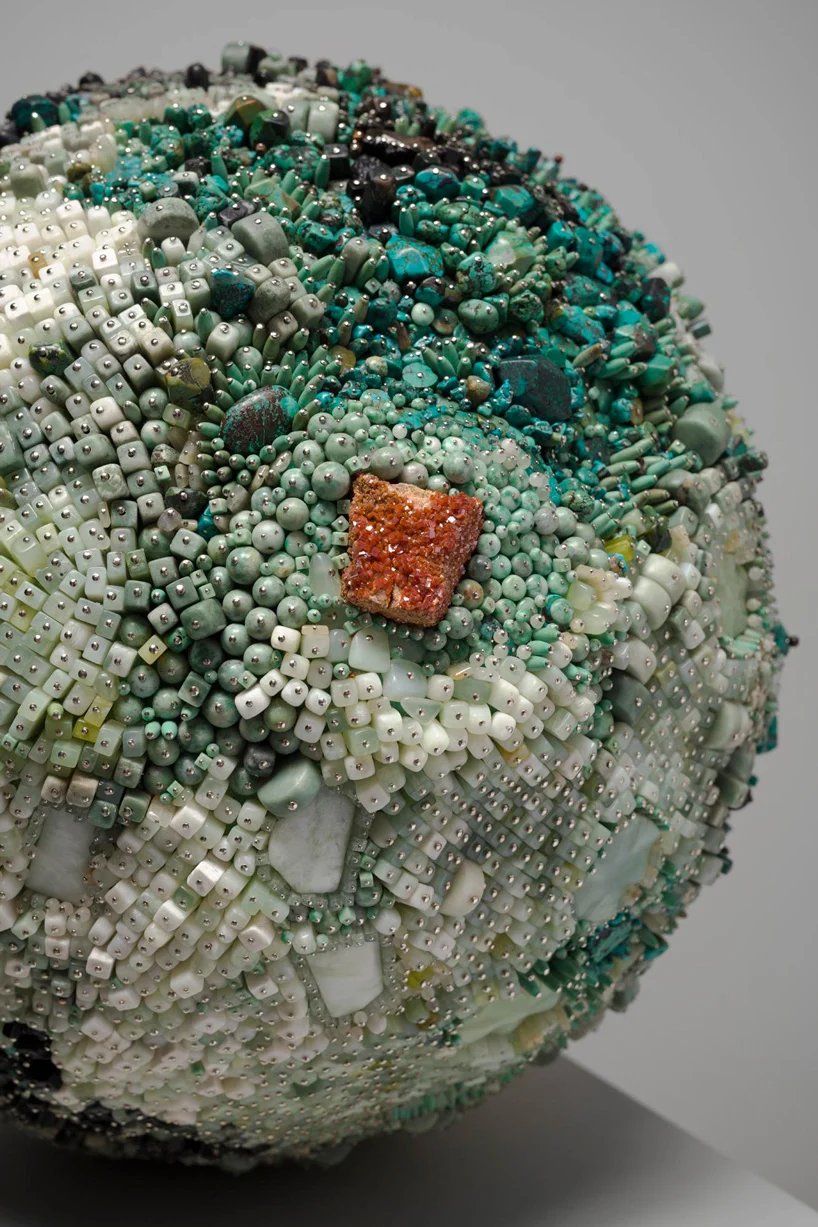 凯瑟琳·瑞安 (Kathleen Ryan) 的宝石般的腐烂水果雕塑在业力画廊 (Karma Gallery) 在线展出
