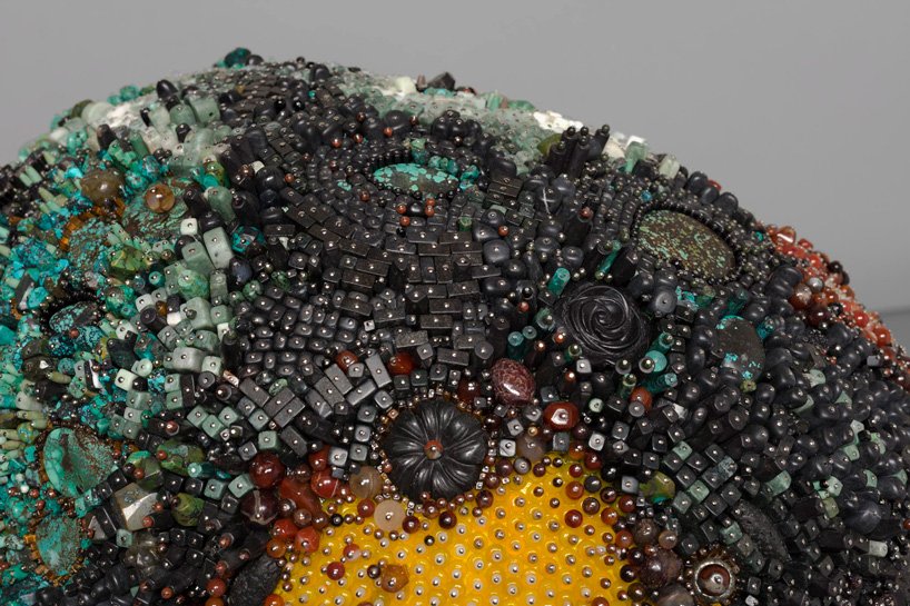 凯瑟琳·瑞安 (Kathleen Ryan) 的宝石般的腐烂水果雕塑在业力画廊 (Karma Gallery) 在线展出