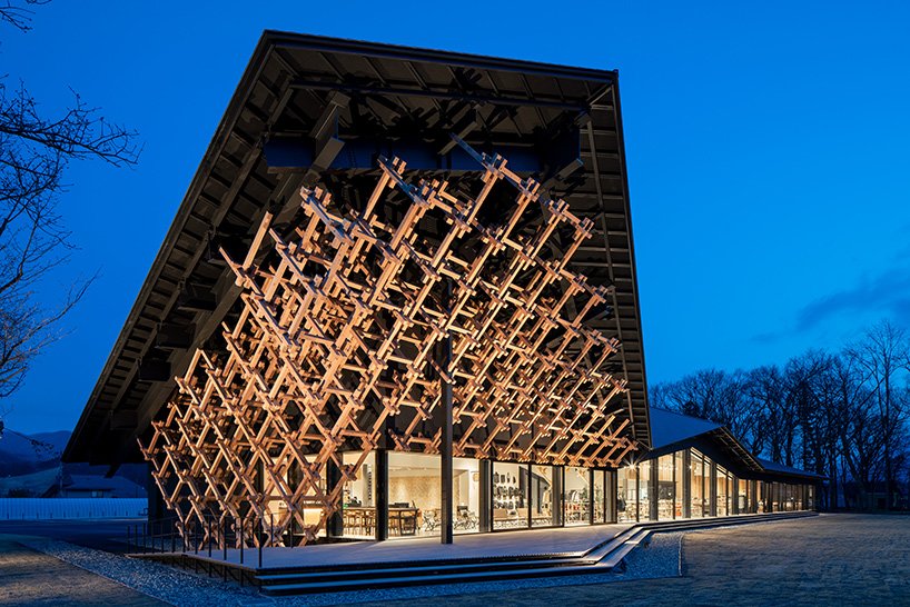 隈研吾建筑事务所设计的雪峰陆地站反映了白马的山峰