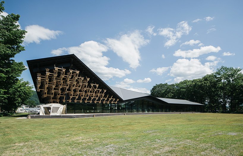 隈研吾建筑事务所设计的雪峰陆地站反映了白马的山峰