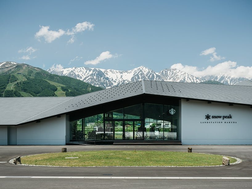 隈研吾建筑事务所设计的雪峰陆地站反映了白马的山峰