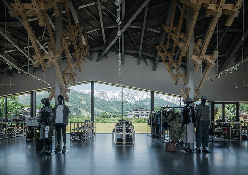 隈研吾建筑事务所设计的雪峰陆地站反映了白马的山峰