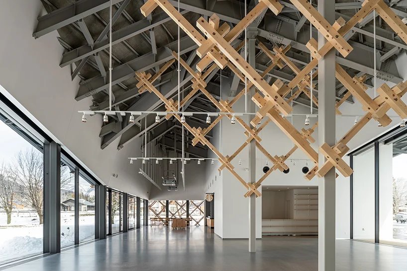 隈研吾建筑事务所设计的雪峰陆地站反映了白马的山峰