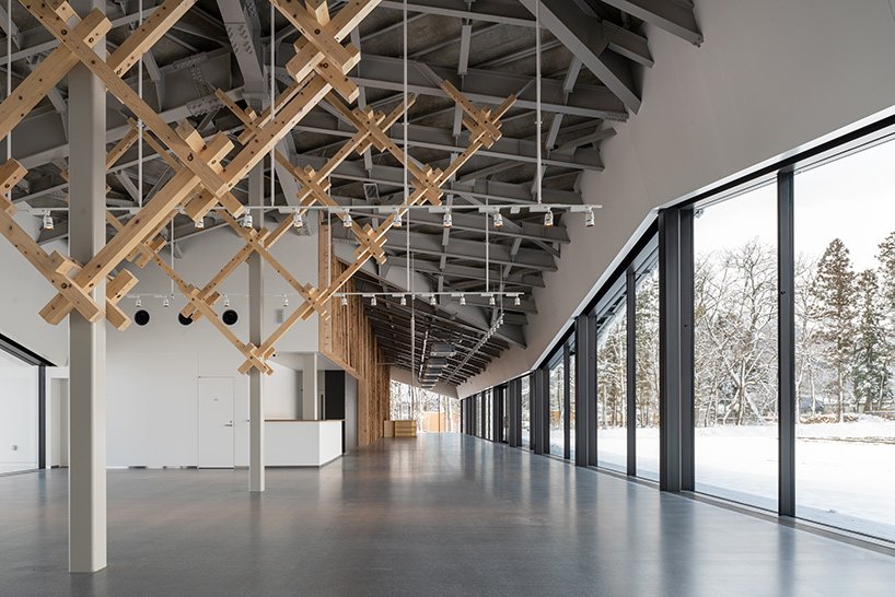 隈研吾建筑事务所设计的雪峰陆地站反映了白马的山峰