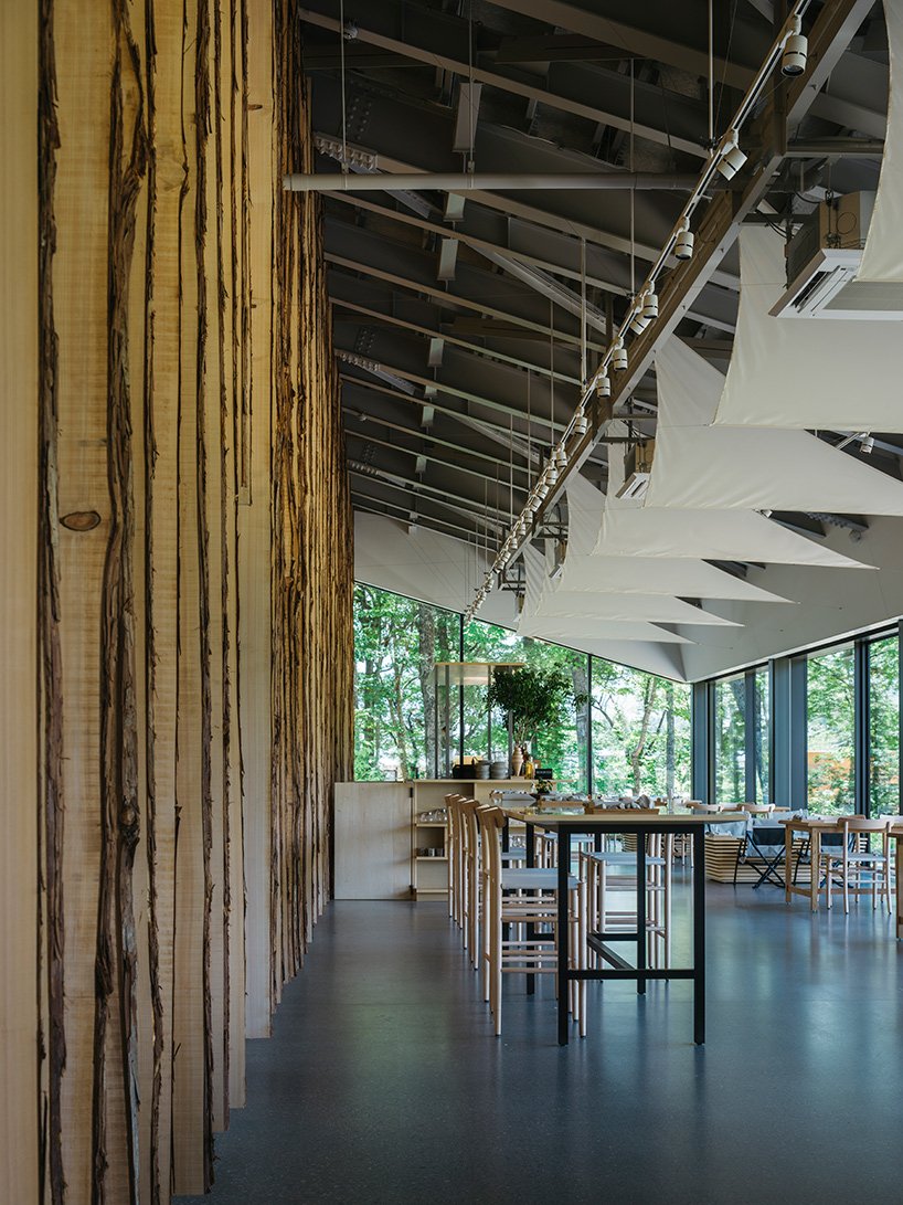 隈研吾建筑事务所设计的雪峰陆地站反映了白马的山峰