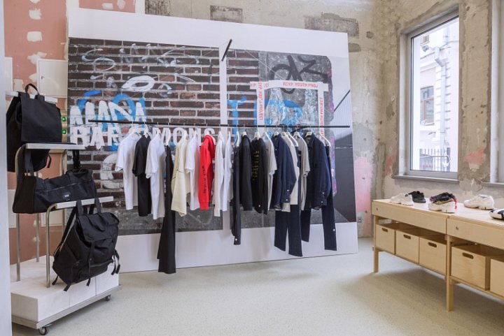Novoe 和 Maria Kachalova 夫妇搬迁 Km20 商店,俄罗斯莫斯科 Novoe 和 Maria Kachalova 夫妇搬迁 Km20 商店,俄罗斯莫斯科