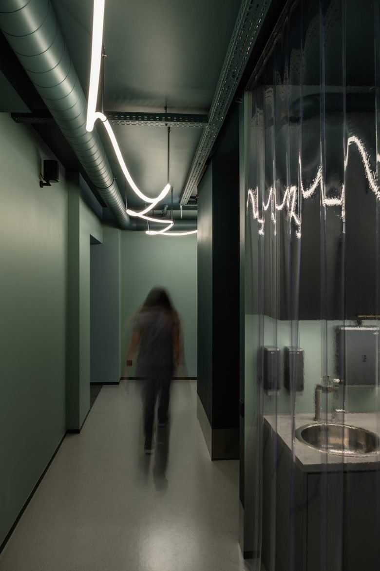 里加熔岩牙科工作室