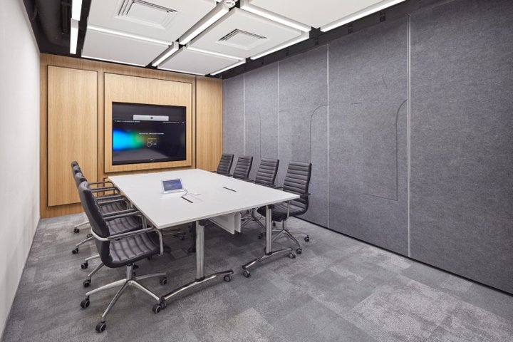 mBank 总部由 In Design Zbigniew Kostrzewa 设计，波兰罗兹