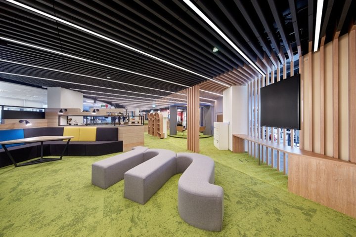 mBank 总部由 In Design Zbigniew Kostrzewa 设计，波兰罗兹