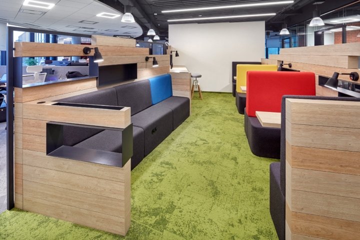 mBank 总部由 In Design Zbigniew Kostrzewa 设计，波兰罗兹