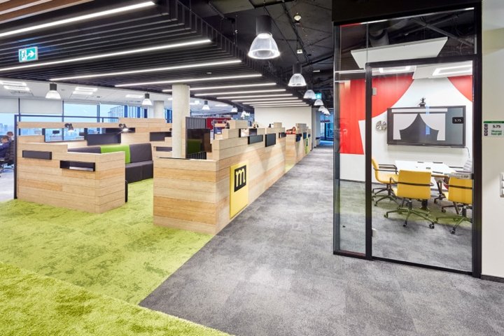 mBank 总部由 In Design Zbigniew Kostrzewa 设计，波兰罗兹