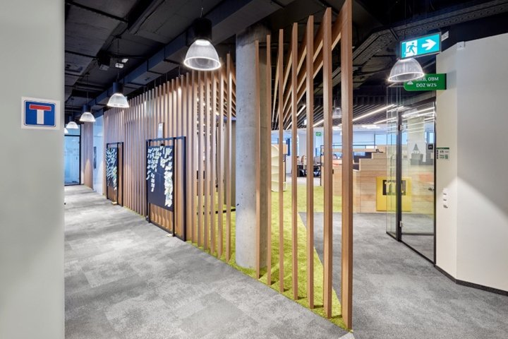 mBank 总部由 In Design Zbigniew Kostrzewa 设计，波兰罗兹