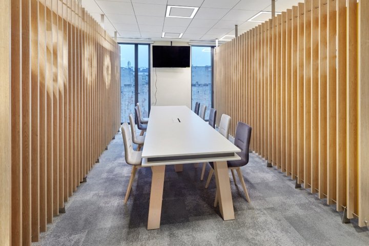 mBank 总部由 In Design Zbigniew Kostrzewa 设计，波兰罗兹