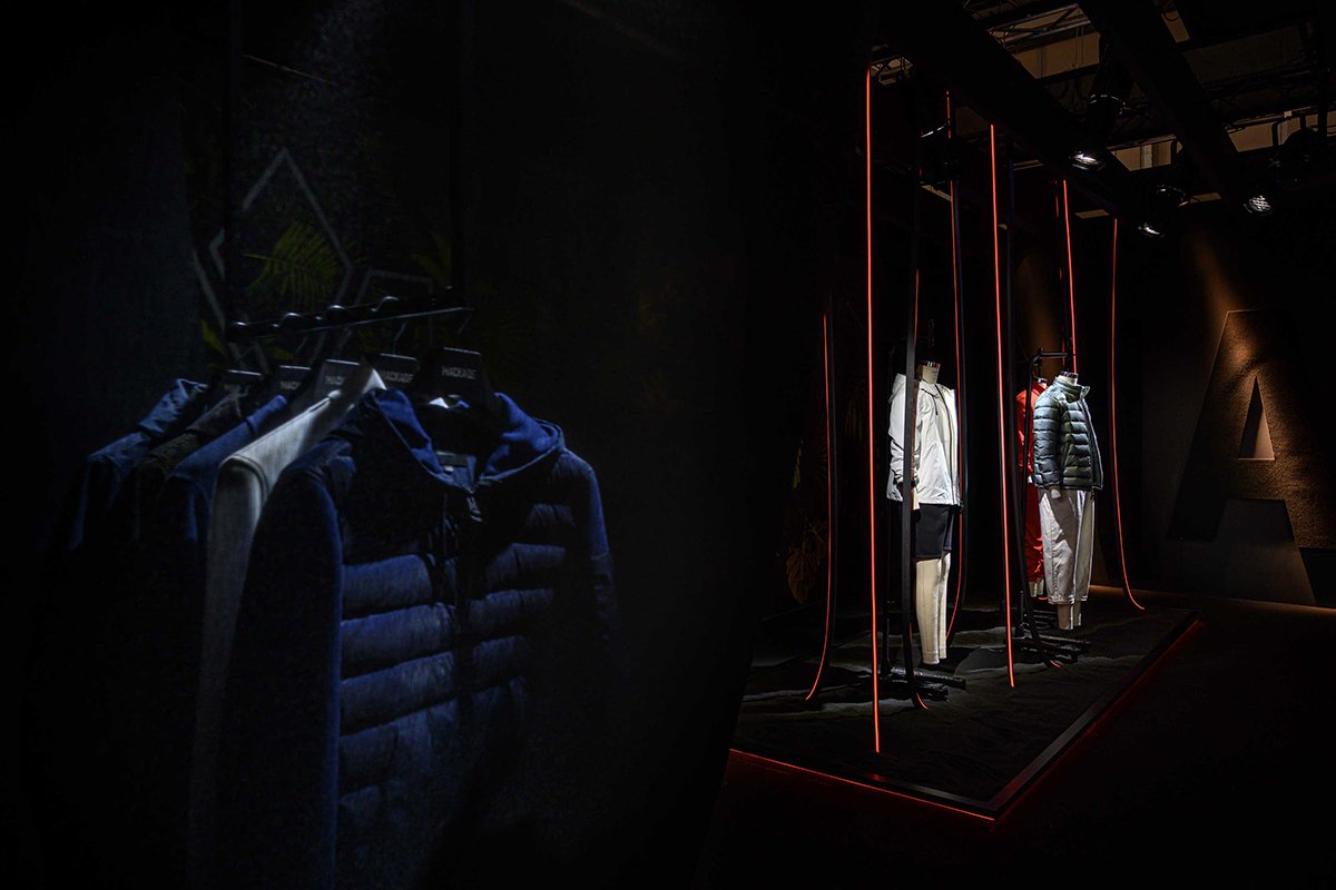 Mackage 展览设计由 Wea / Pitti Uomo 96 / Mackage，漂浮丛林