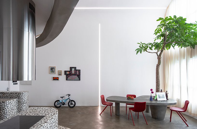 水磨石部分 + 弧形角完成了越南现代主义公寓的内部装饰