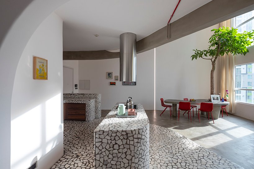 水磨石部分 + 弧形角完成了越南现代主义公寓的内部装饰