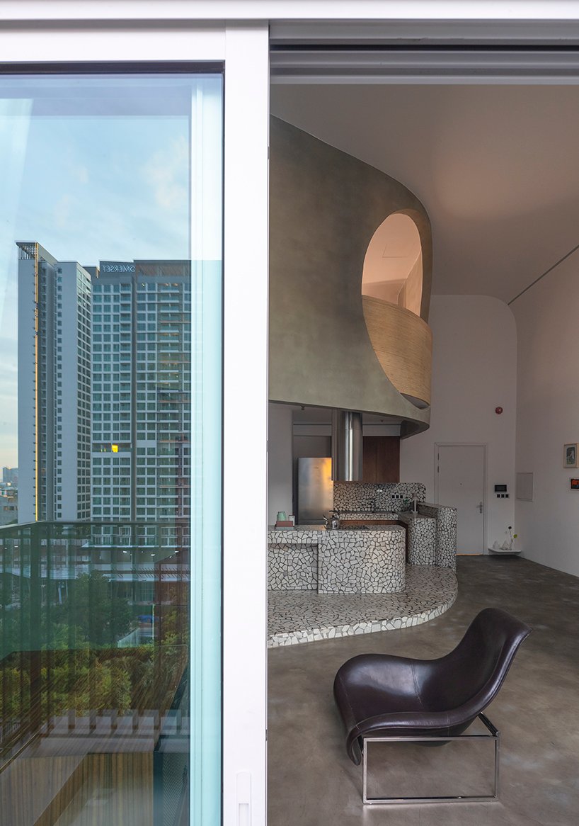 水磨石部分 + 弧形角完成了越南现代主义公寓的内部装饰