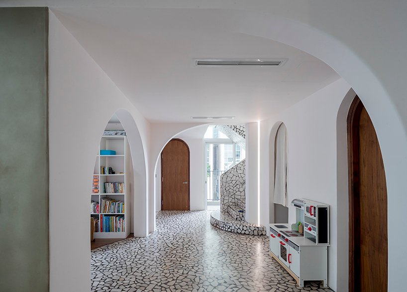 水磨石部分 + 弧形角完成了越南现代主义公寓的内部装饰