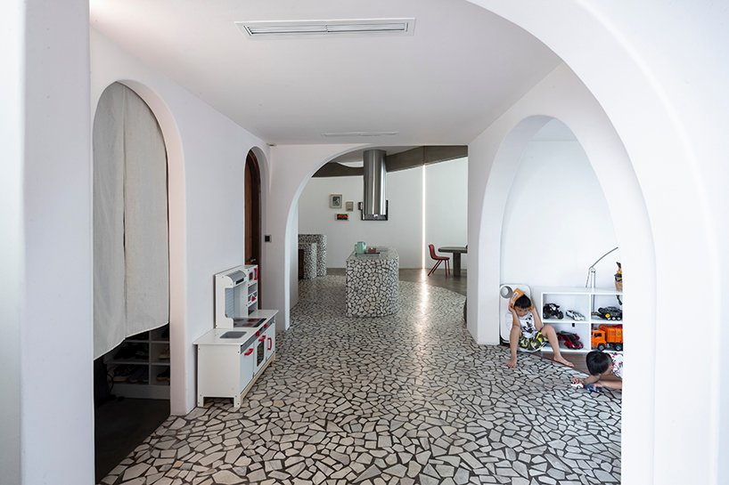 水磨石部分 + 弧形角完成了越南现代主义公寓的内部装饰