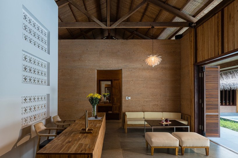 芒果湾度假村的夯土水疗中心由 P.I 建筑事务所设计，隐藏在越南森林中