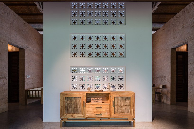 芒果湾度假村的夯土水疗中心由 P.I 建筑事务所设计，隐藏在越南森林中