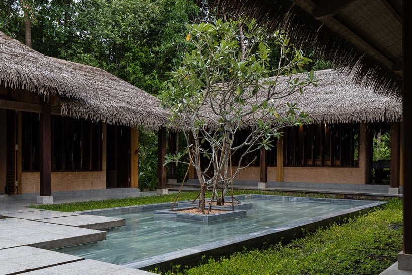 芒果湾度假村的夯土水疗中心由 P.I 建筑事务所设计，隐藏在越南森林中