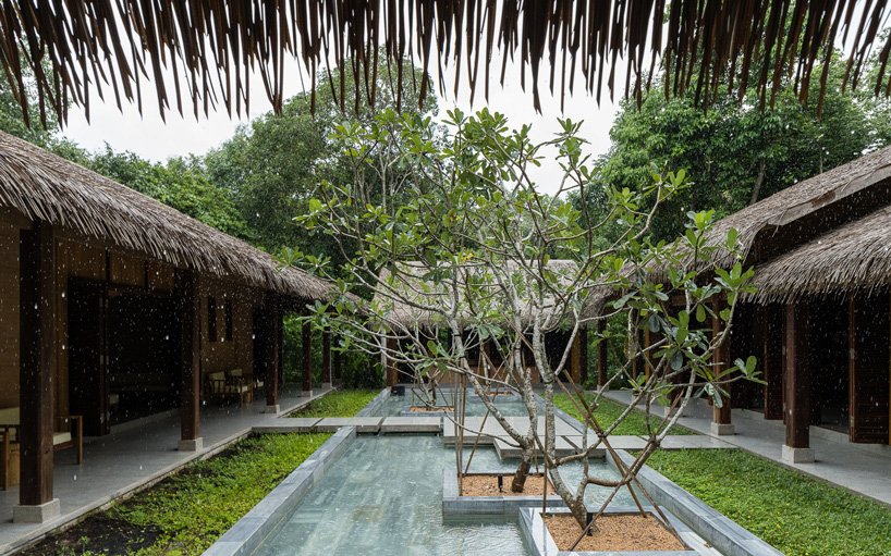芒果湾度假村的夯土水疗中心由 P.I 建筑事务所设计，隐藏在越南森林中
