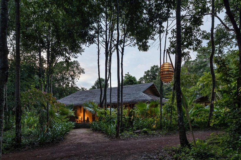 芒果湾度假村的夯土水疗中心由 P.I 建筑事务所设计，隐藏在越南森林中