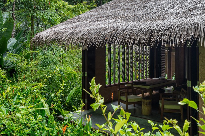 芒果湾度假村的夯土水疗中心由 P.I 建筑事务所设计，隐藏在越南森林中