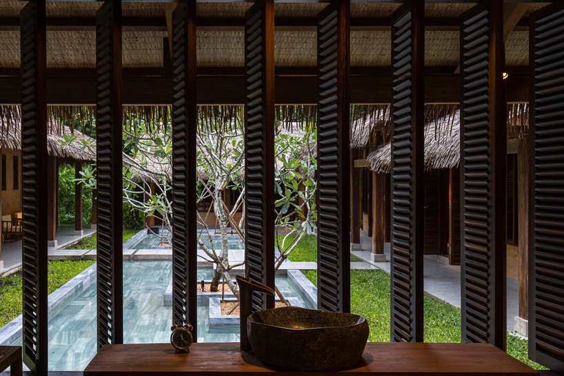 芒果湾度假村的夯土水疗中心由 P.I 建筑事务所设计，隐藏在越南森林中