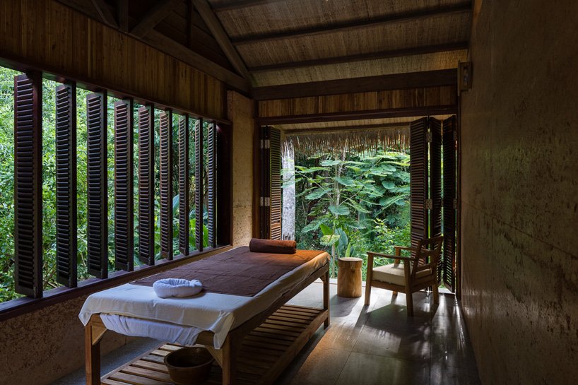 芒果湾度假村的夯土水疗中心由 P.I 建筑事务所设计，隐藏在越南森林中