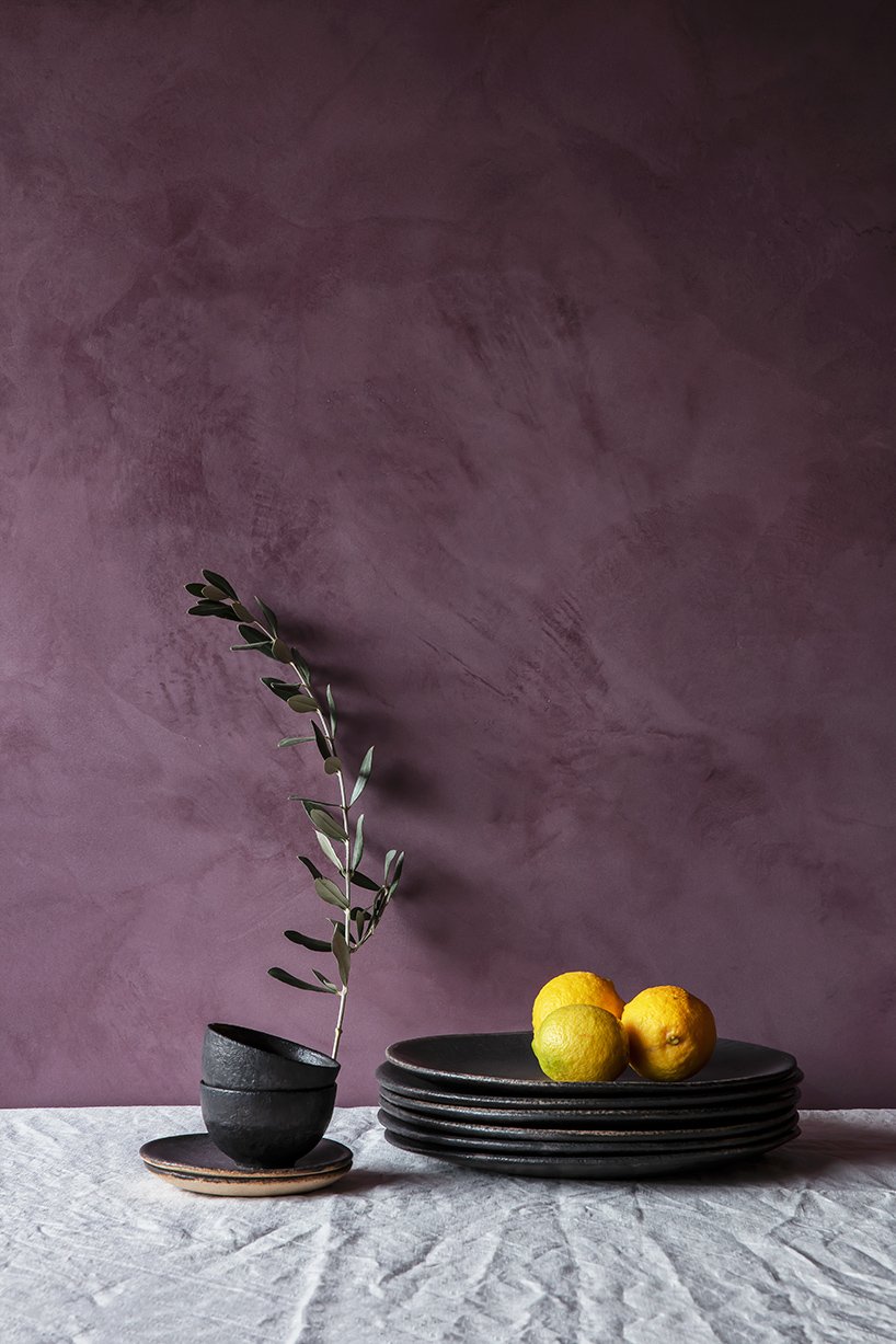 mar plus Ask 工作室用超现代的内饰完成了其洞穴状的石头“橄榄屋”