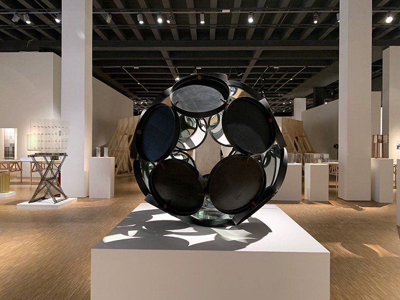 汉斯·乌尔里希·奥布里斯特 (hans ulrich obrist) 讨论米兰三年展恩佐·马里 (enzo mari) 展览的策展