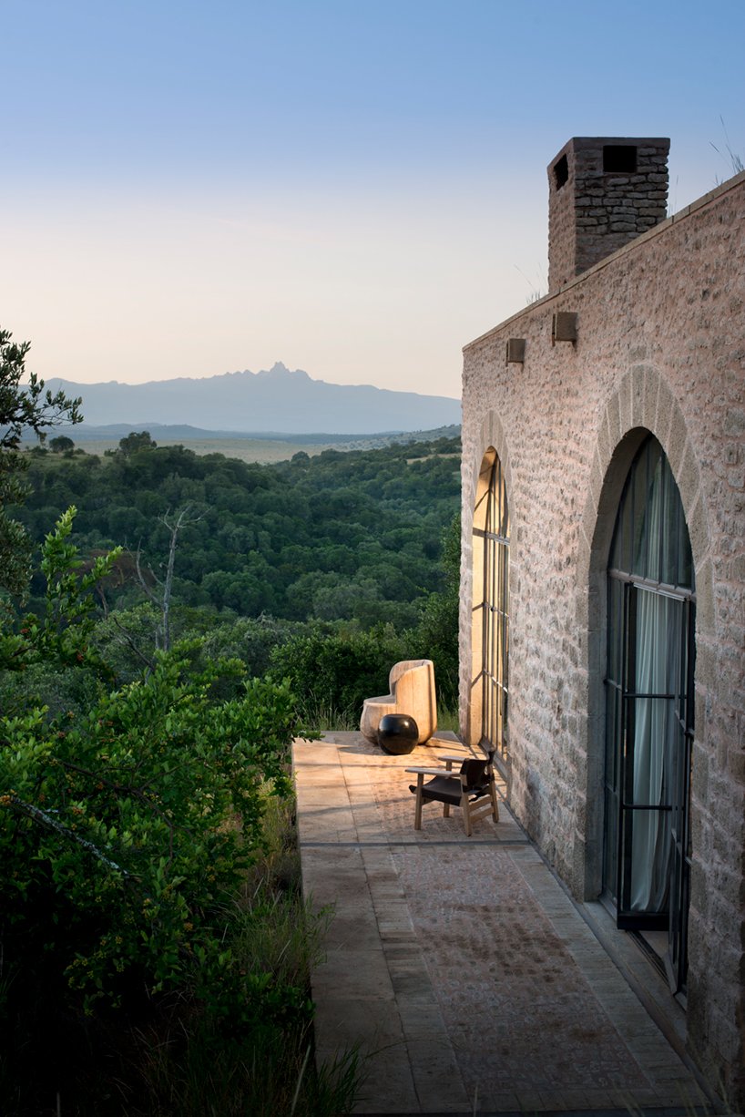 michaelis boyd 的 arijiju 住宅融合了欧洲和肯尼亚建筑风格