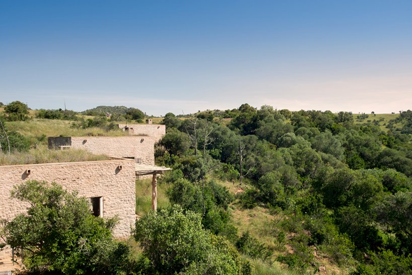 michaelis boyd 的 arijiju 住宅融合了欧洲和肯尼亚建筑风格