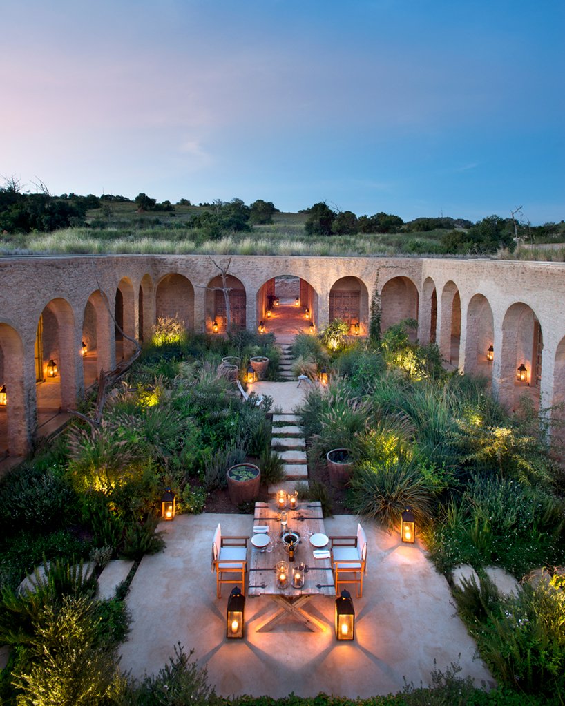 michaelis boyd 的 arijiju 住宅融合了欧洲和肯尼亚建筑风格