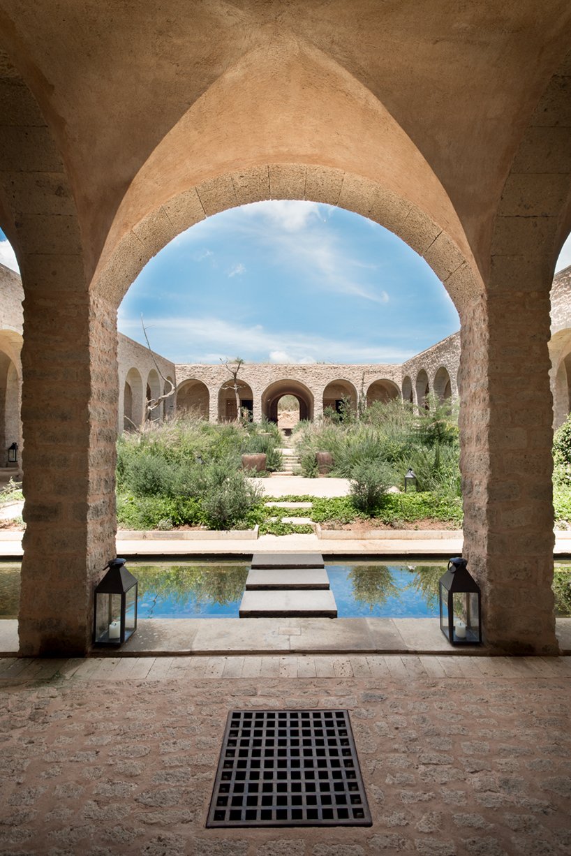 michaelis boyd 的 arijiju 住宅融合了欧洲和肯尼亚建筑风格