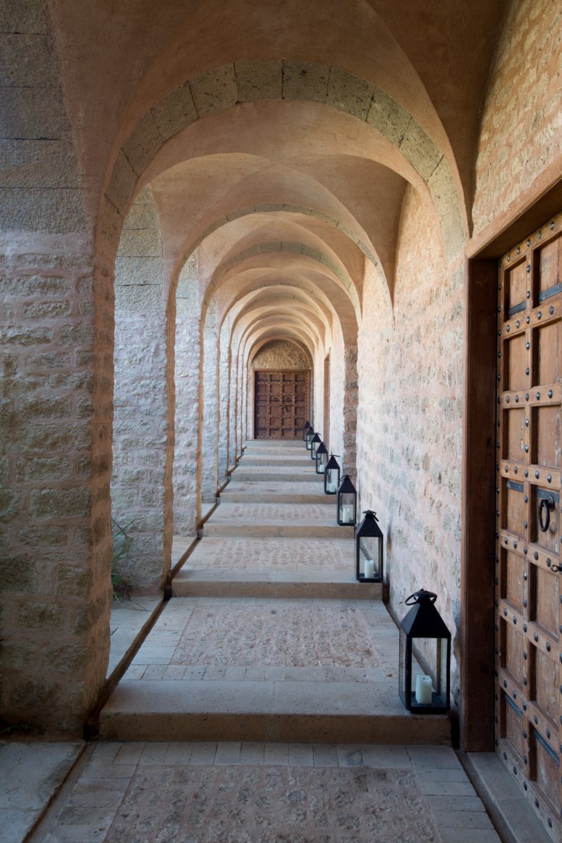 michaelis boyd 的 arijiju 住宅融合了欧洲和肯尼亚建筑风格