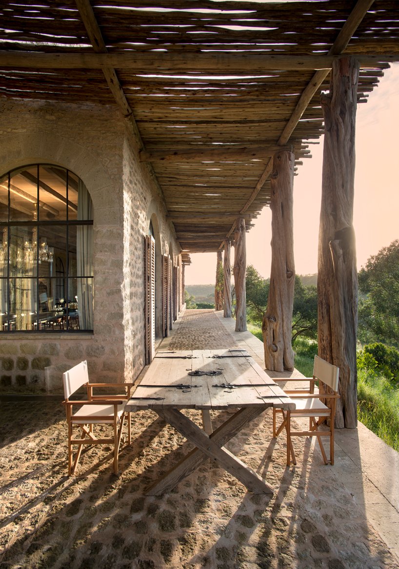 michaelis boyd 的 arijiju 住宅融合了欧洲和肯尼亚建筑风格