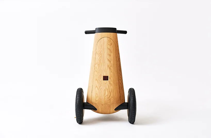 ILY-Ai 是一款由栗木制成的三轮电动滑板车概念