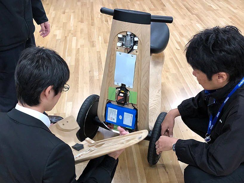 ILY-Ai 是一款由栗木制成的三轮电动滑板车概念