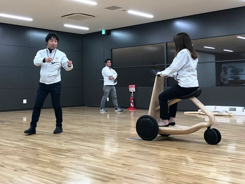 ILY-Ai 是一款由栗木制成的三轮电动滑板车概念