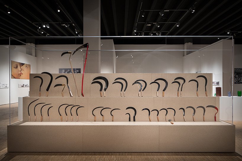 汉斯·乌尔里希·奥布里斯特 (hans ulrich obrist) 讨论米兰三年展恩佐·马里 (enzo mari) 展览的策展