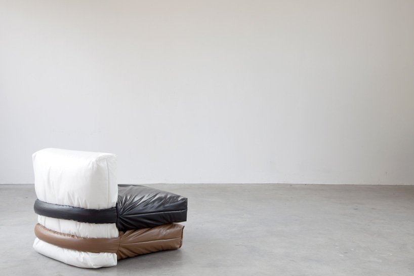 muller van sepen 为 KASSL 版本设计的模块化“枕头沙发”采用油涂层织物包裹