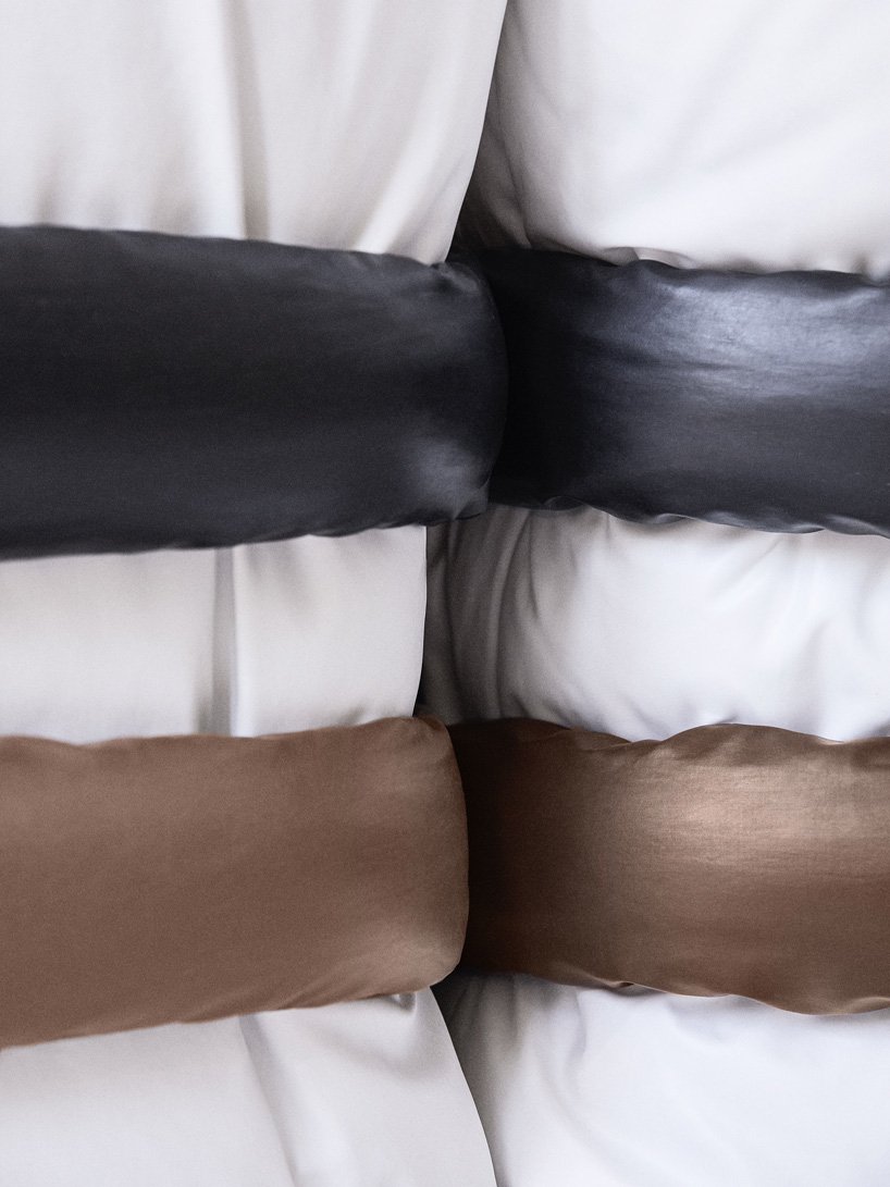 muller van sepen 为 KASSL 版本设计的模块化“枕头沙发”采用油涂层织物包裹