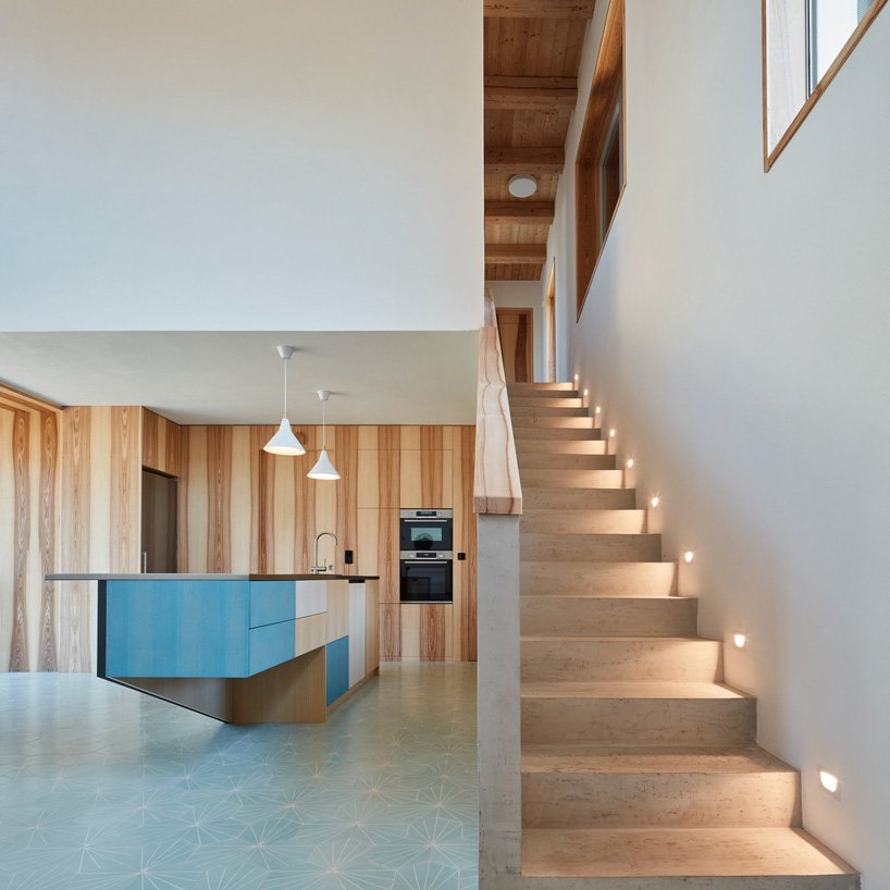 ORA 在捷克共和国的砖砌废墟中插入当代住宅