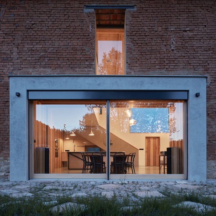 ORA 在捷克共和国的砖砌废墟中插入当代住宅