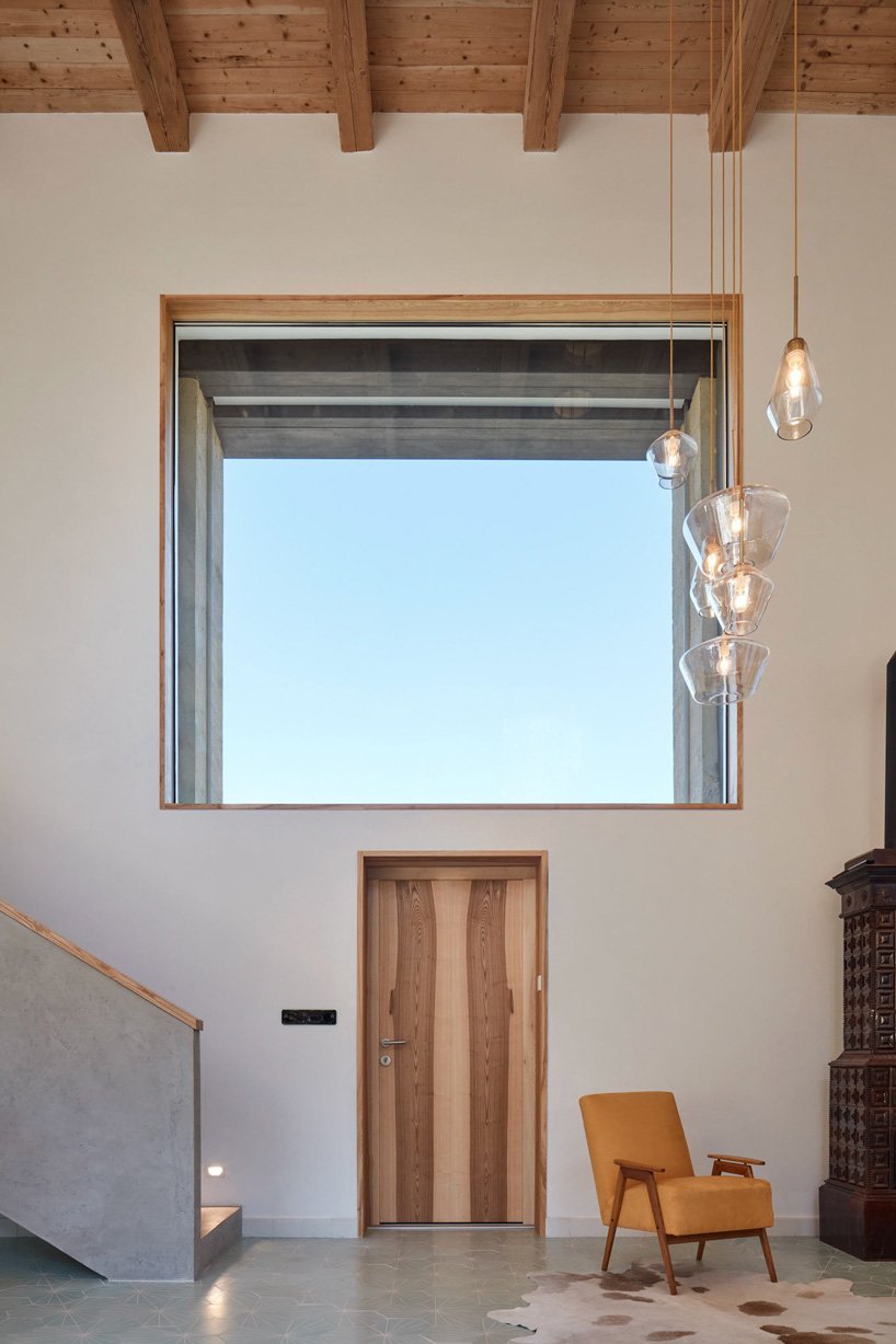 ORA 在捷克共和国的砖砌废墟中插入当代住宅