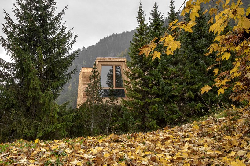佩德维拉建筑师事务所在南蒂罗尔的手劈落叶松瓦中建造了高山家庭住宅