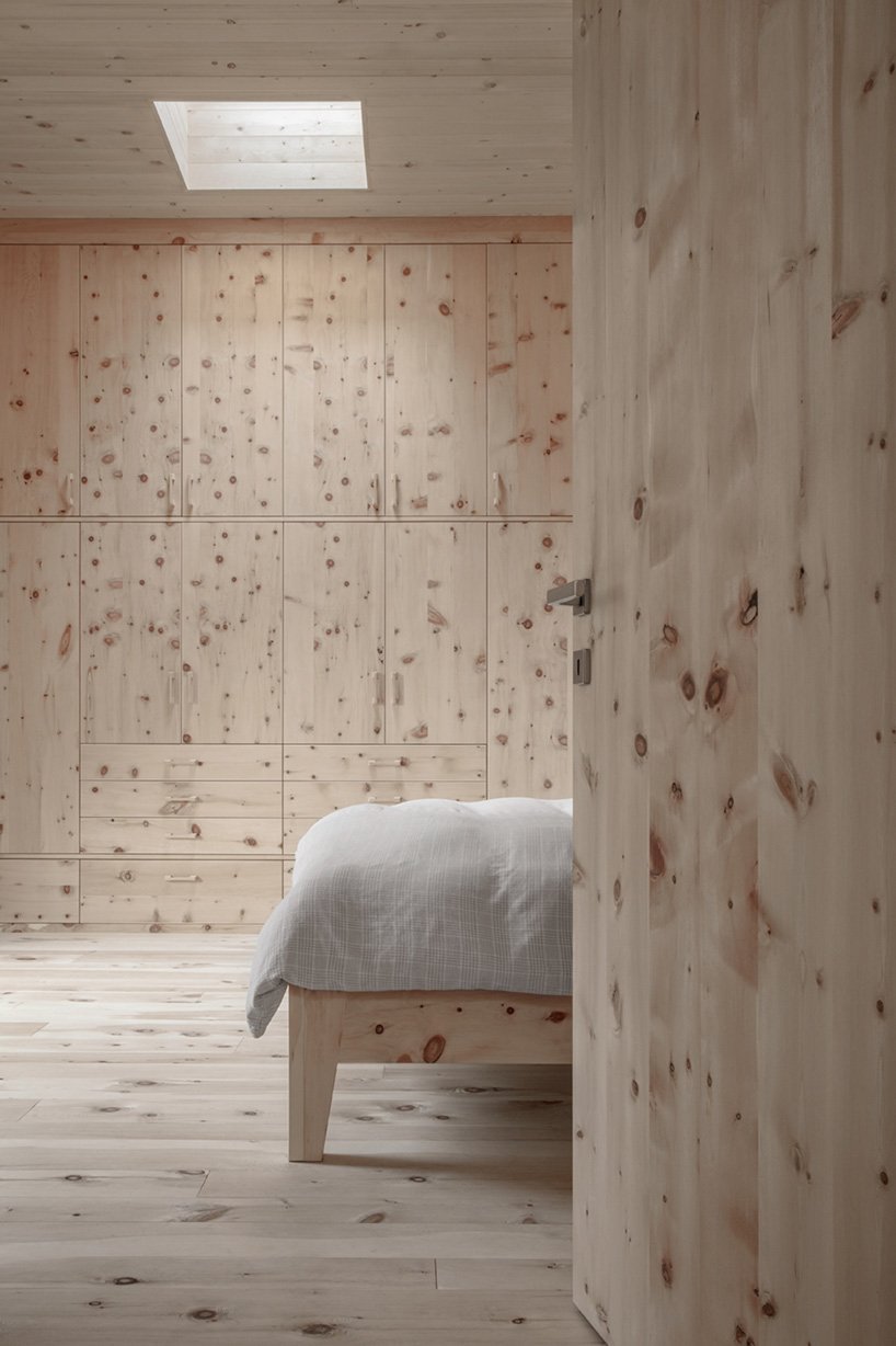 佩德维拉建筑师事务所在南蒂罗尔的手劈落叶松瓦中建造了高山家庭住宅